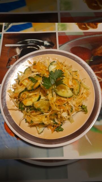 Салат с капустой, морковью и огурцом.