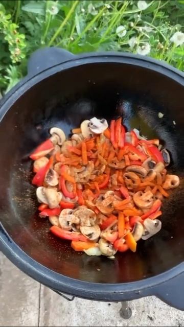 Приготовление корейки с овощами в казане 🫕