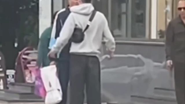 В Ставрополе на ул. Мира молодой человек толкнул пожилого мужчину, из-за чего тот упал

Парень  в от
