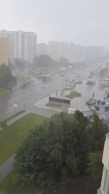 🌧️В Москве начался сильный ливень🌧️