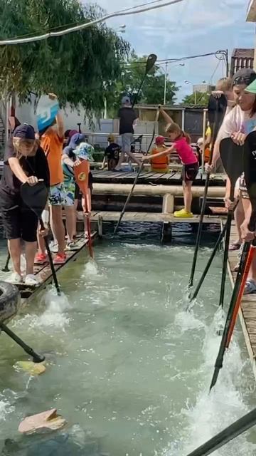 Тренировочный процесс, оттачиваем технику гребка на берегу!