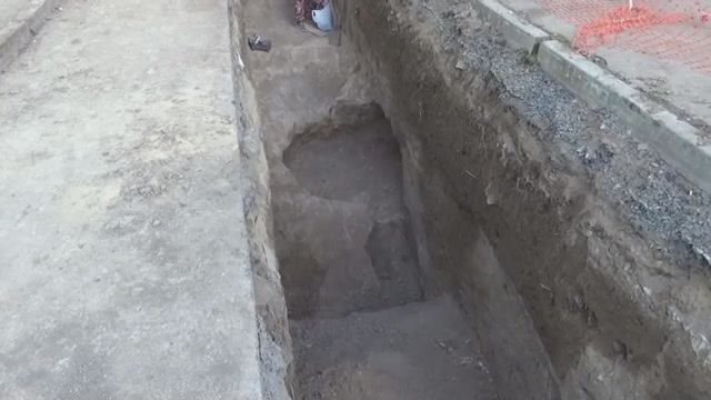 Оборонительный ров, прошедший по жилым усадьбам