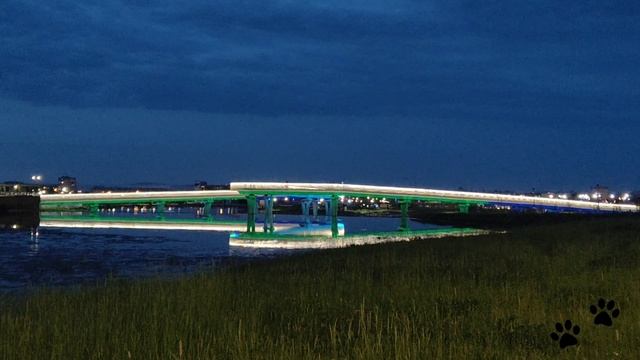 Видовой мост с вечерней подсветкой. Городской курорт "Притяжение" в Магнитогорске