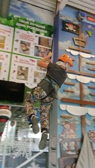 САНЯ и скалодром