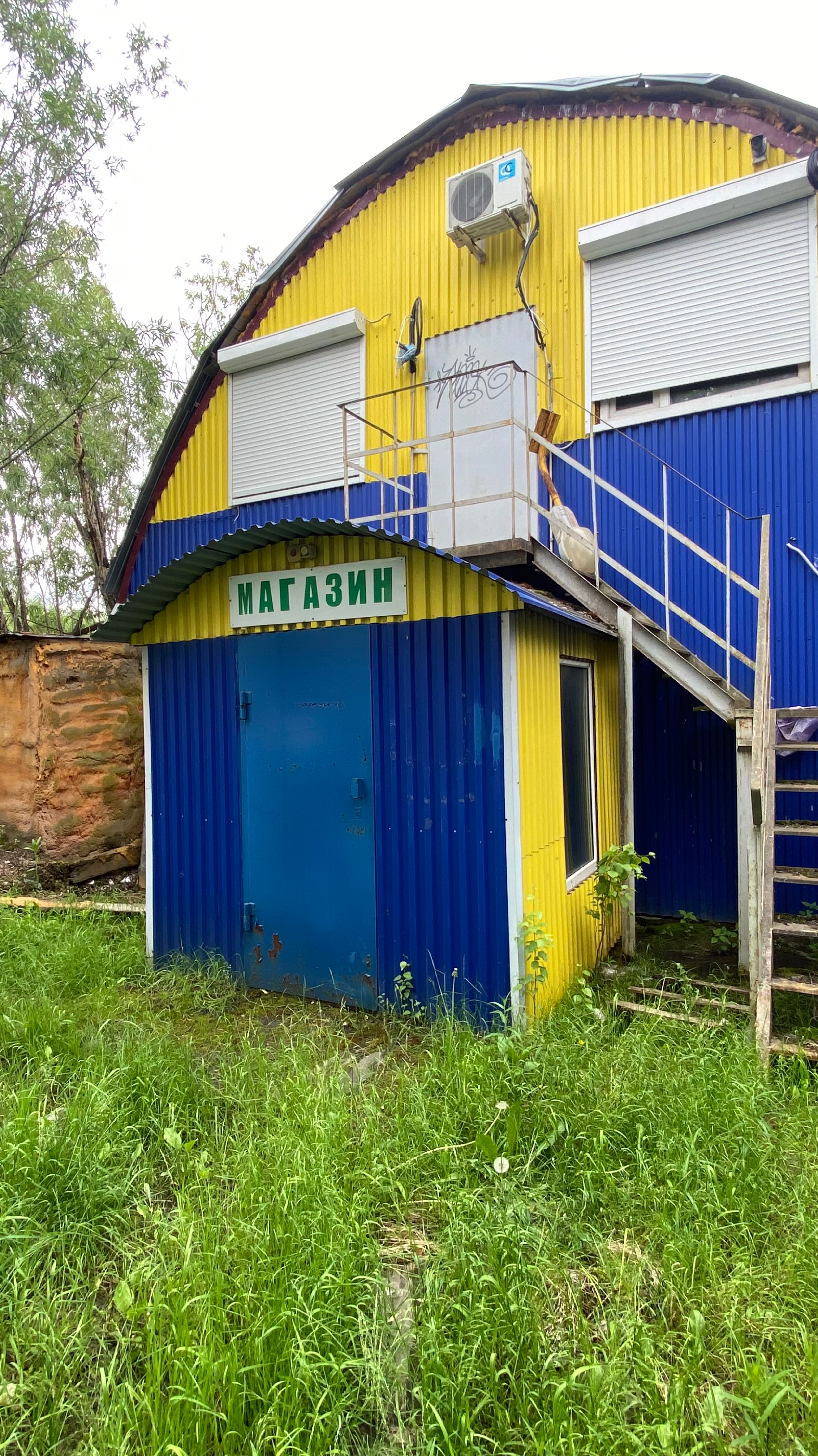 Продам либо 
Сдам в аренду 
на длительный срок 
Арочный склад 230 м2
Земля 5,5 соток 
ПЕРВАЯ ЛИНИЯ