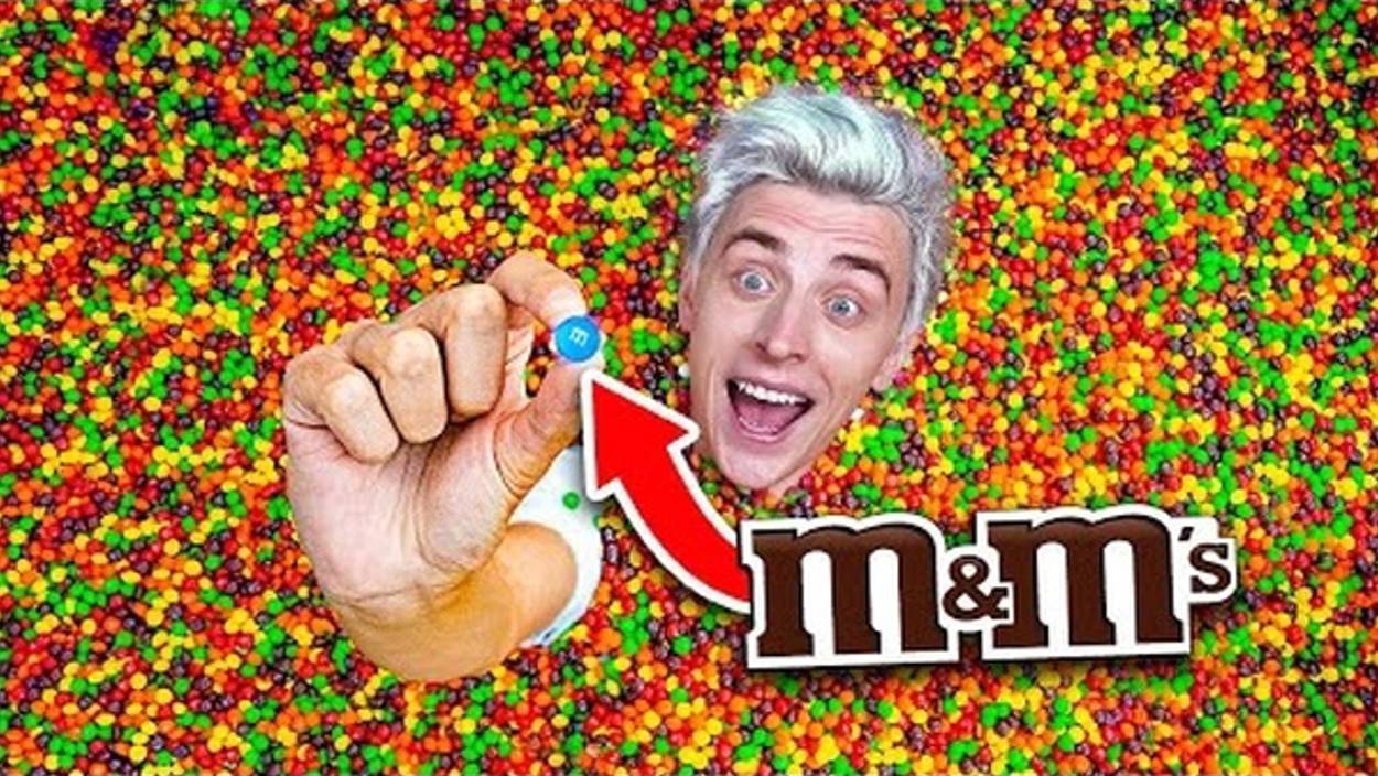 ВЛАД А4 - Кто Найдет M&M's в Бассейне Skittles ЧЕЛЛЕНДЖ ! А4