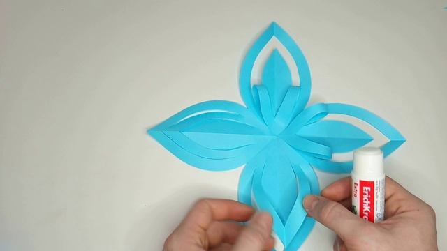 Как вырезать красивую снежинку из бумаги своими руками