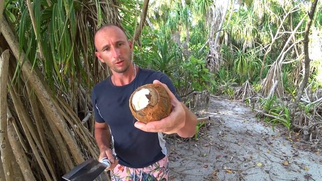 Как правильно ЕСТЬ кокосы / МАЛЬДИВЫ / УРОК ВЫЖИВАНИЯ НА ОСТРОВЕ/ЛАЙФХАК/ MALDIVES.
