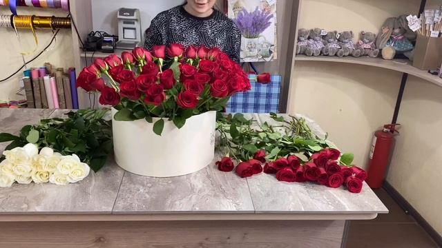 101 роза в коробке с сердцем посередине в Пятигорске. Красные с белыми