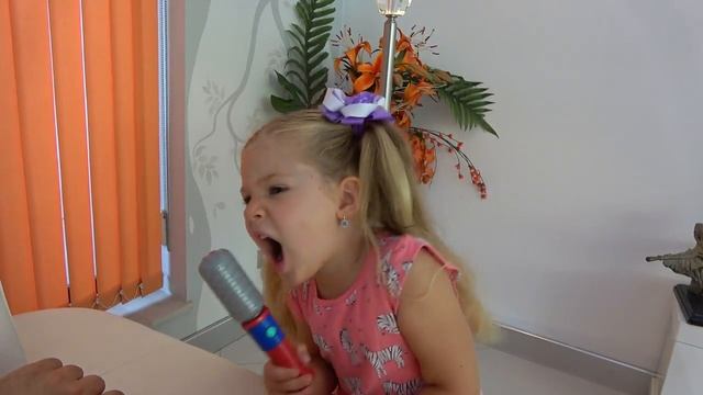 Рома и Диана Диана и папа притворяются, что играют на игрушечных музыкальных инструментах