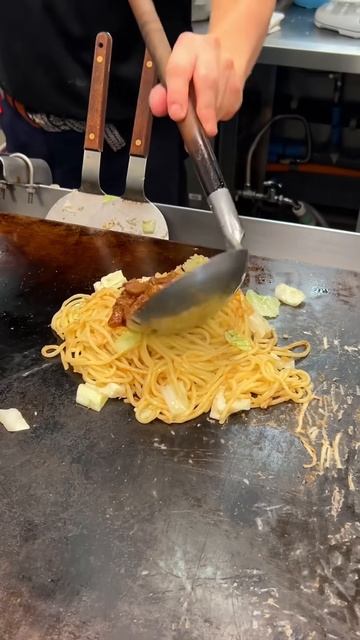 FC0MgUBcIc8 - ぐるぐる回るオムそば🍳食感の良い牛すじと濃厚タレが絡んで美味しすぎる！【長田本庄軒】#東京グルメ #japanesefood #shorts
