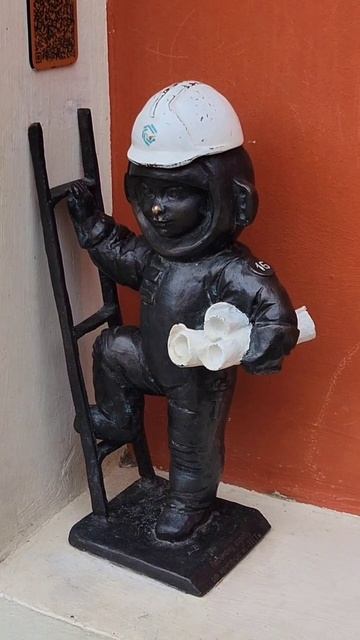 КОСМОНАВТИК-СТРОИТЕЛЬ приземлился в Гостиных рядах