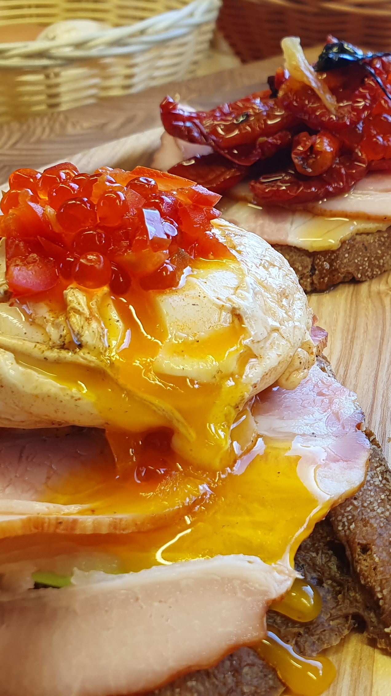 🥪Брускетта с авокадо, салями, вялеными таматами, сливочно-чесночным маслом и  Яйцом Бенедикт