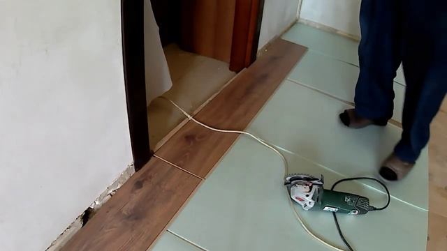 Подготовка пола и укладка нового ламината.