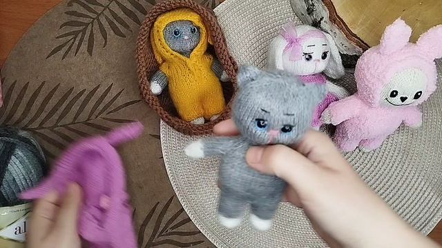 Обзор игрушек по МК "Котик Сэммик+ зайка Сэмма+ монстрик+ люлька спицами"