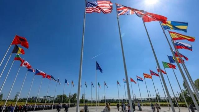 НАТО смягчило формулировки в адрес России в коммюнике саммита в Гааге.