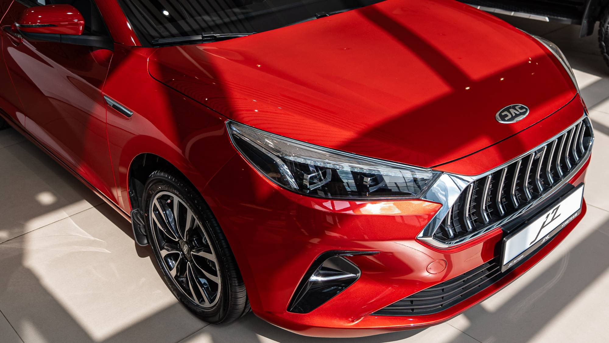 JAC J7 (LUXURY) ЛИФТБЕК Спелая вишня