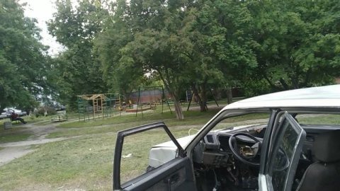 машина в одном из дворов