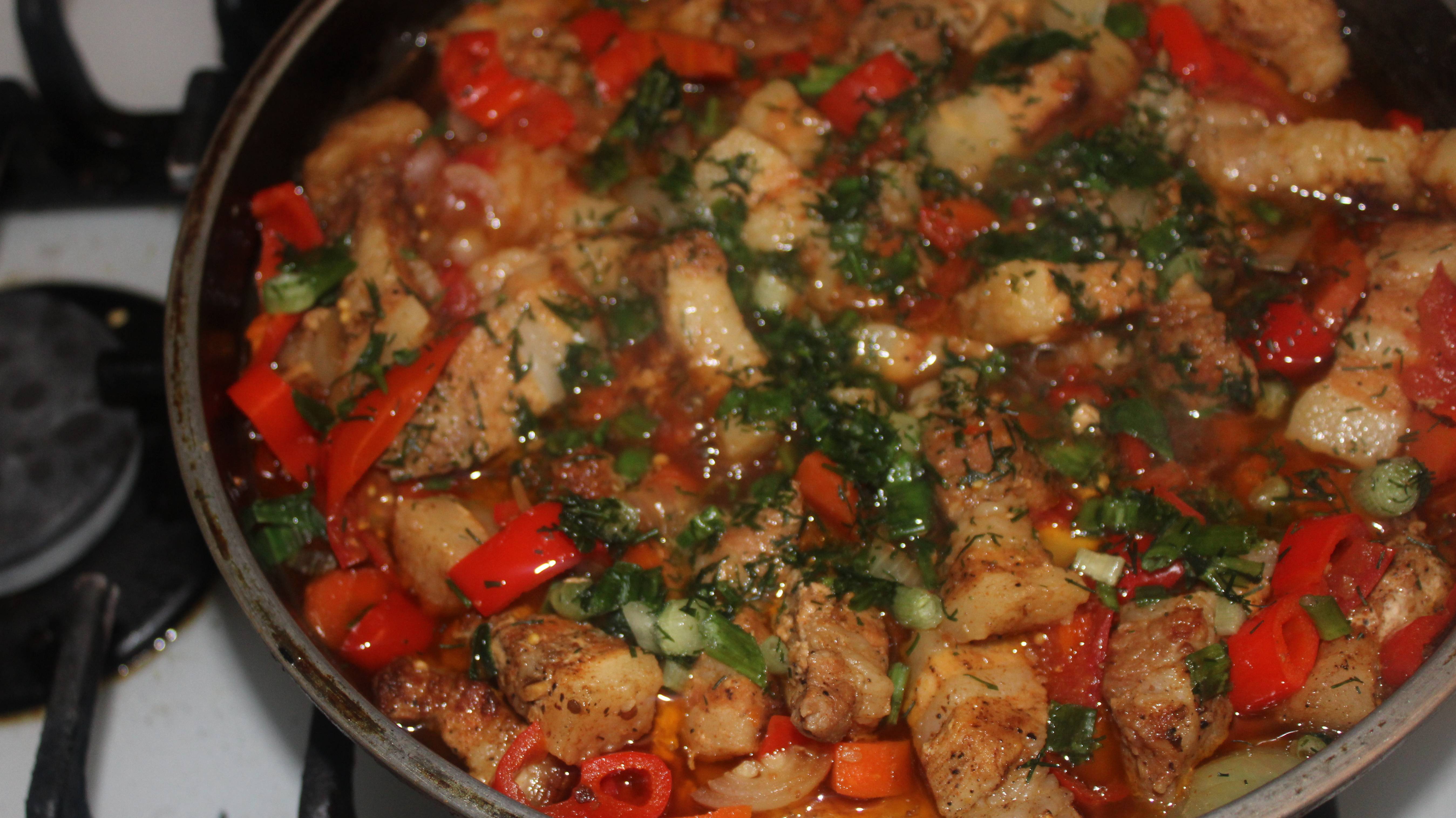Поджарка из свинной грудинки с овощами
