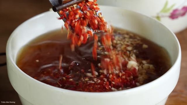 How to Fry Crispy and Delicious River Fish with Garlic and Chili Fish Sauce. Trieu Mai Huong