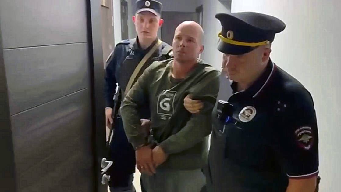 Обвинение предъявлено мужчине, швырнувшему ребенка на пол в Шереметьеве