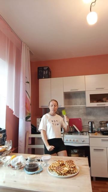 Мам, а кормить то будешь?)))))