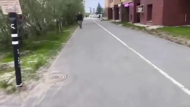 Докатались: в Раменском подростки на самокатах на полной скорости влетели в машину