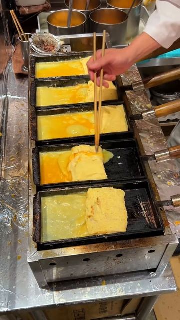 FrgcQfxm7AM - 出汁が効いたフワフワの極厚だし巻き玉子🥚5個同時に作る職人技にも注目！【京都離宮〜おだしとだしまき〜】#京都グルメ #japanesefood #shorts