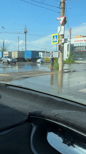 Дождик за 5 минут, превратил улицу в реку