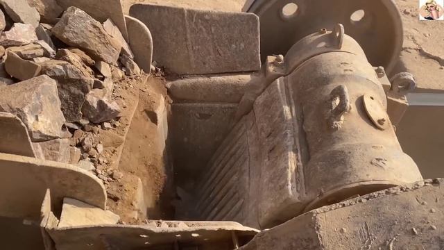 Строительство, дробление щебёнки
