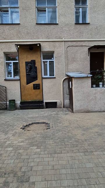 Барельеф В. Цоя