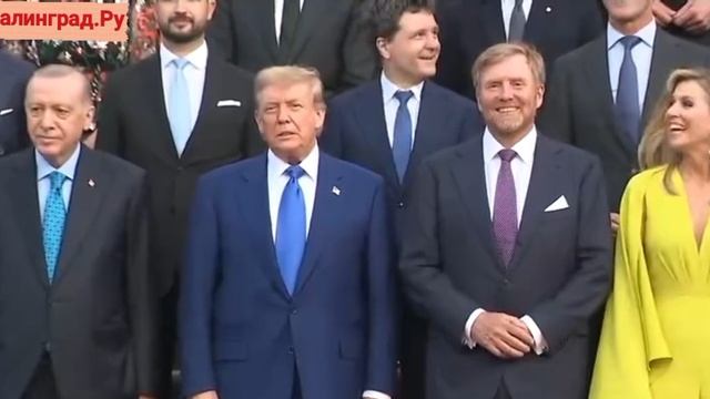 Зеленского поставили подальше от Трампа на общем фотографировании на саммите НАТО в Гааге.