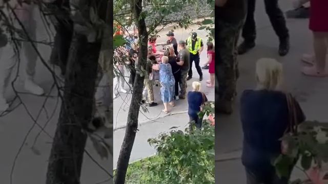 🇺🇦⚡️ "Бабы против ТЦК": в Хмельницком женщины заступились за "добровольца"
🚨 На улицах...🔽🔽🔽