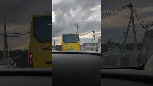 Это город, детка. Вмятина в заборе от  въехавший в него  машины
