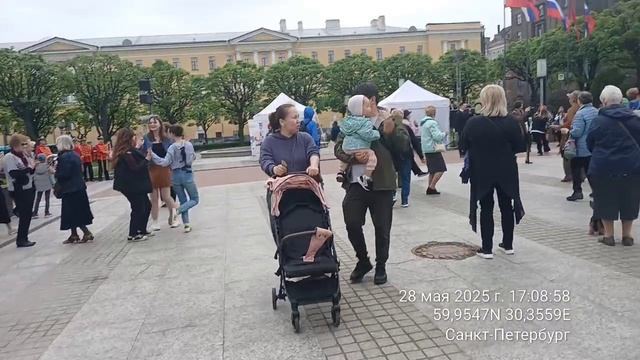 Танцуют все.  Площадь Ленина Санкт-Петербург май 2025 г.