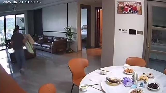 В Китае мальчик дважды выбегал из убежища во время землетрясения, чтобы доесть свой обед