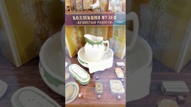 В витрине гастронома ГУМа выставка предметов ухода 19 -20 вв.