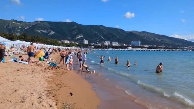 Геленджик пляж Дельфин сегодня 25 июня 2025. Какая погода сейчас в Геленджике, обстановка на море