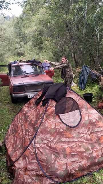 Переехали на новое место, обустраиваем лагерь.