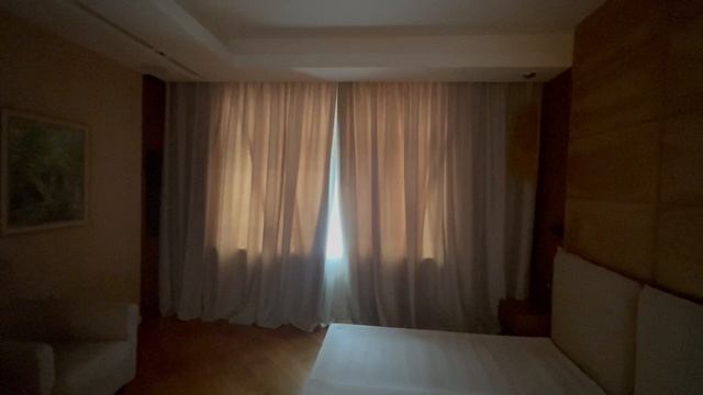 Шторы в спальне с электроприводом