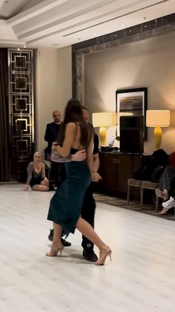 Street Tango. Павел Собирай и Василиса Листкова #танго #тангонуэво #неотанго #танцы