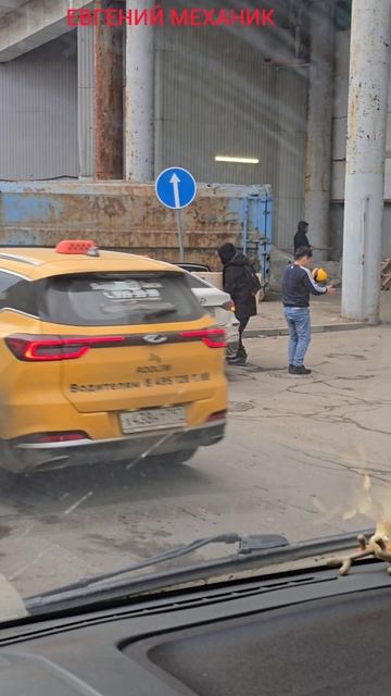 Разминка перед поездкой #такси #футбол #спорт #мяч