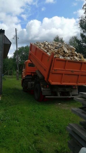 Привезли дрова.