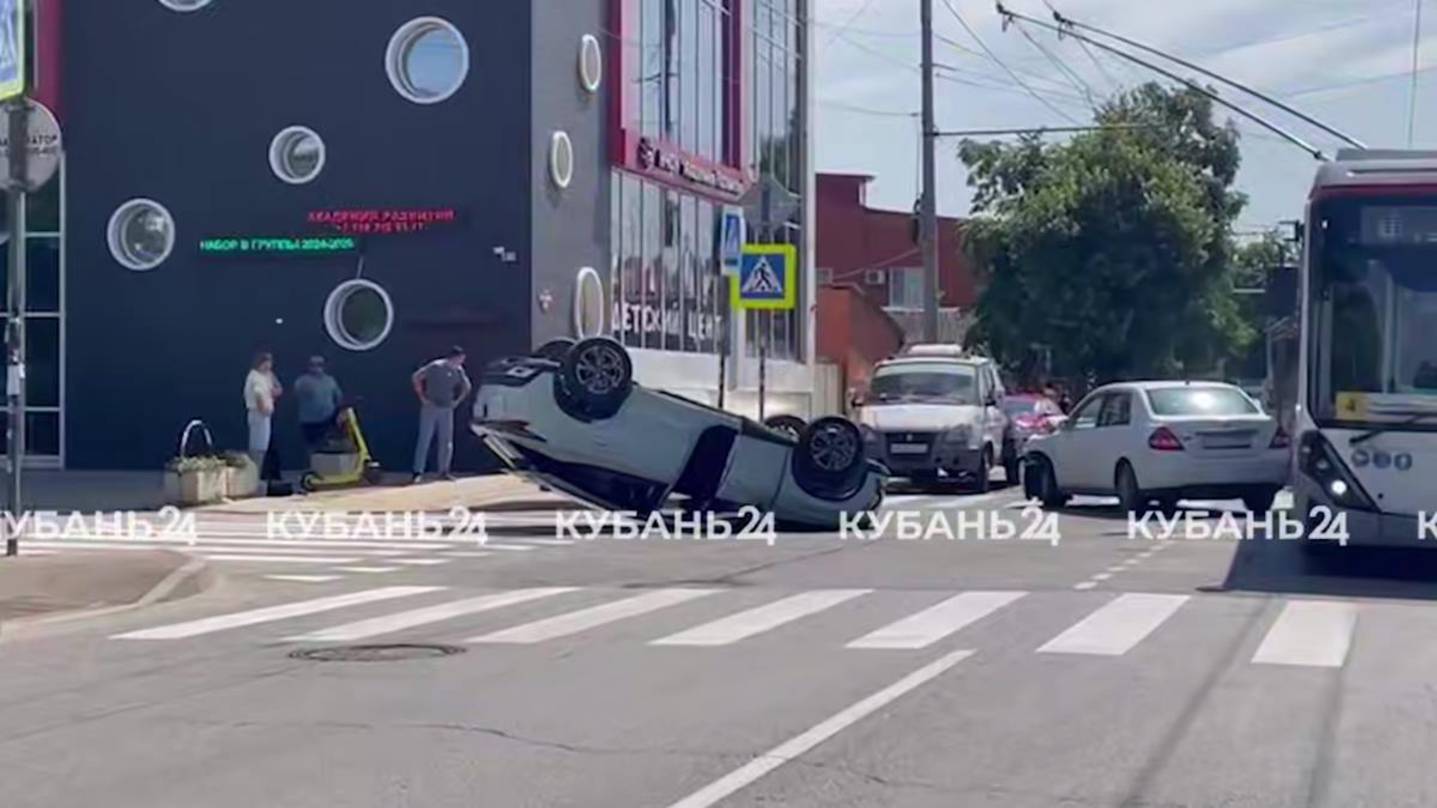 Иномарка не уступила дорогу и перевернулась на крышу в центре Краснодара