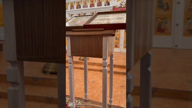 Аналой из дуба и грецкого ореха