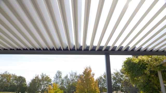 Биоклиматическая пергола от компании Golden Terrace. Строительство премиальных террас в Москве и МО.