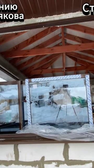 Рамное остекление раздвижными окнами беседки с зеркальными окнами.