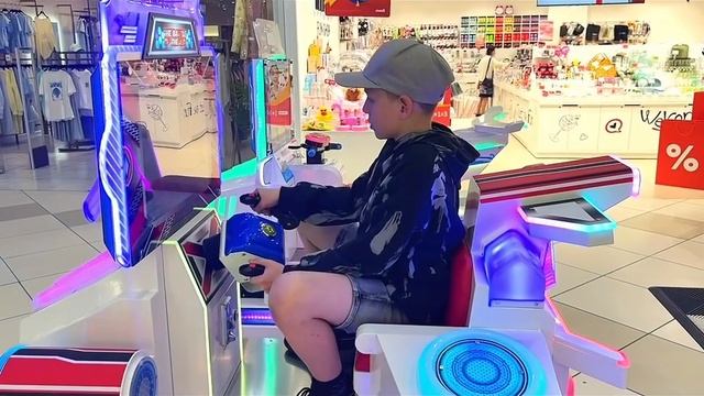 Веселые песенки с Family Fox. Песенки для детей на английском. Автобус едет. Играем в автоматы.