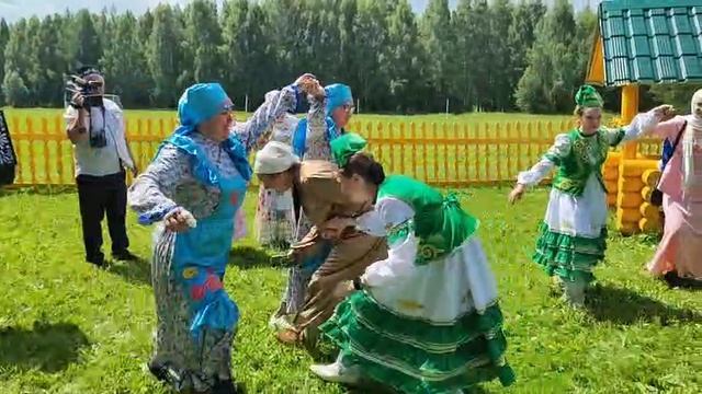 Күчмә утырыш. Ак калфак.