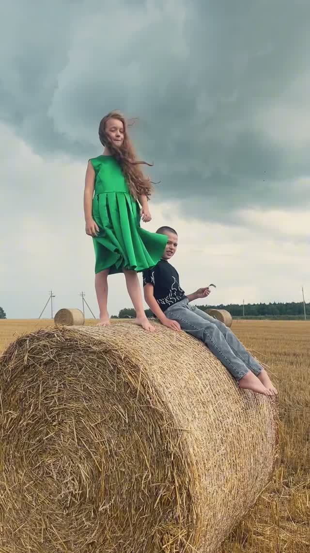 Небо над нами и босыми ногами по полю
